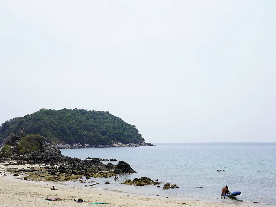 Ya Nui Beach rocky cove